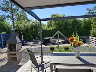 Blick auf die sonnige Terrasse