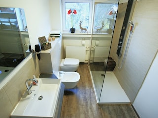 Bad mit Bidet und Dusche