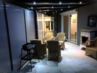 Beleuchtete überdachte Terrasse