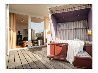 ... mit kuscheligem Strandkorb