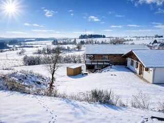 Maja Chalets im Winter mit Schnee