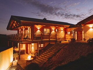 Außenansicht Eingang, Sauna, Pool und Grill -  am Abend