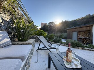 Terrasse mit Liegestühlen