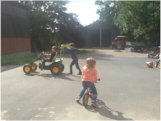 Spielen auf dem grossen Hof