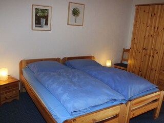 Schlafzimmer 1 mit Doppelbett und Kleiderschrank