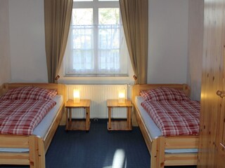 Schlafzimmer 2 mit zwei Einzelbetten und Kleiderschrank