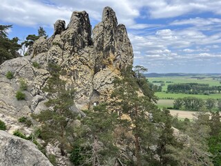 Teufelsmauer mit schönem Wanderweg