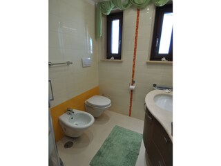 Badezimmer mit Bidet und WC im OG