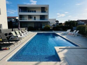 Holiday apartment with a shared pool - Tribunj - image1