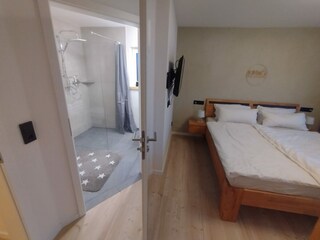 Schlafzimmer und Bad