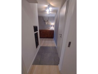 Flur mit Blick Richtung Wohnzimmer und Abstellkammer