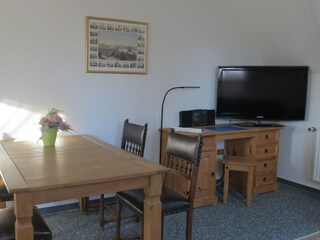 Flachbild-TV und Schreibtisch