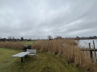 Sitzmöglichkeit am Wasser/Angelstelle