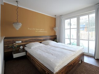 1. Schlafzimmer m. Zugang zur Terrasse