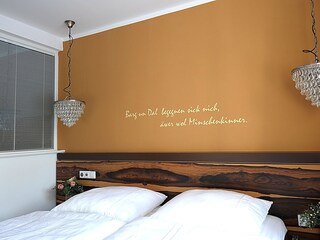 1. Schlafzimmer mit elektr. verstellbarer Liegefläche