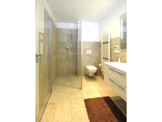 Großes Bad mit Badewanne und Dusche