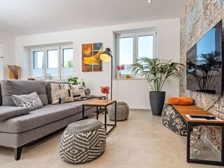 Wohnbereich mit TV und Netflix