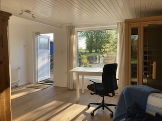 Arbeitsplatz im Studio mit Blick auf den Teich, Sauna