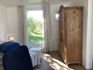 Leseplatz im Studio mit Blick in den Garten