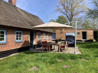 Schöner Südgarten mit Strandkorb