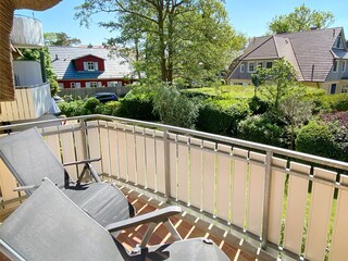 ... oder auf dem großen Süd-Balkon mit Blick ins Grüne