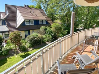 möblierter Balkon mit  Sonnenschirm