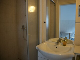 Waschtisch und Dusche
