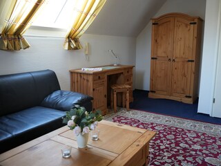 Schreibtisch und Schrank