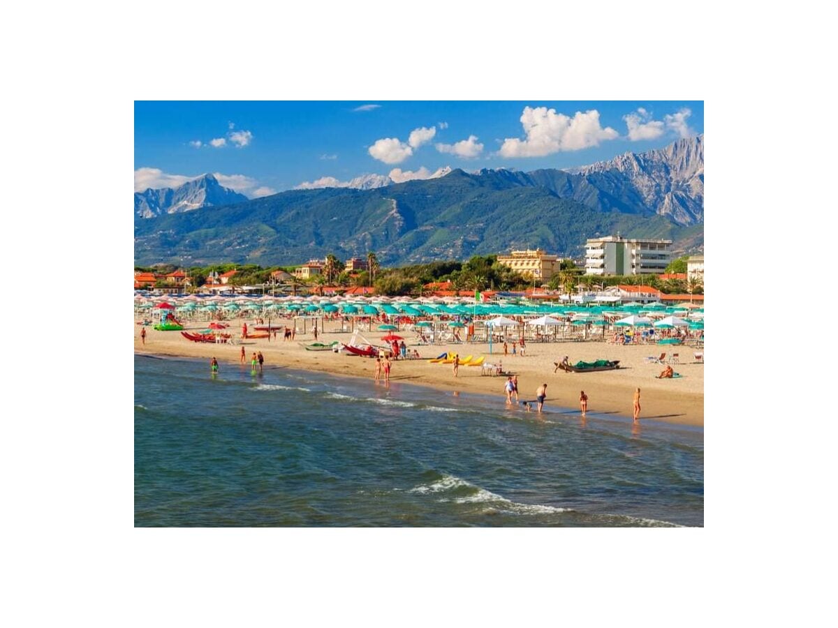 Viareggio Strand mit Blick auf die Apuanischen Alpen