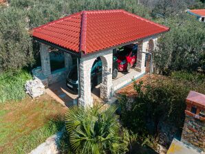 Hausboot Stone House San Pelegrin-Two Bedroom Holiday Home with Terrace and Sea View - Vela Luka - image1