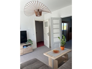 Wohnbereich und Zugang zum Flur und 1. Schlafzimmer