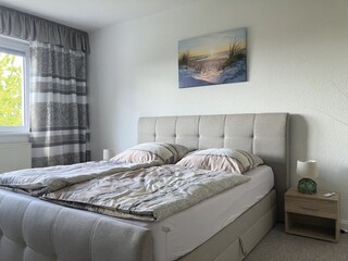 Boxspringbett im 1. Schlafzimmer