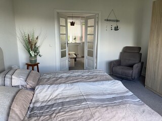 Schlafzimmer mit Blick in das Wohnzimmer
