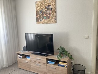 TV mit Sideboard im Wohnzimmer