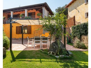 Giardino e pergola con tavolo e sedie