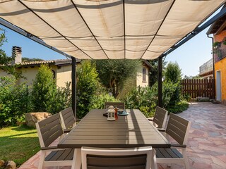 Tavolo sotto il gazebo per mangiare all'aperto