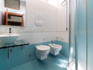 Badezimmer mit Dusche