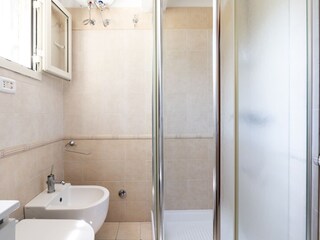 Badezimmer mit Dusche