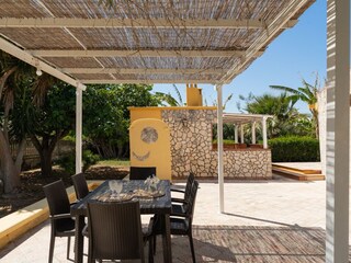 Pavillon und Tisch im Freien