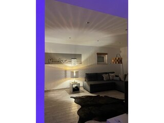 Wohnzimmer mit großen Schiebetüren zum Pool