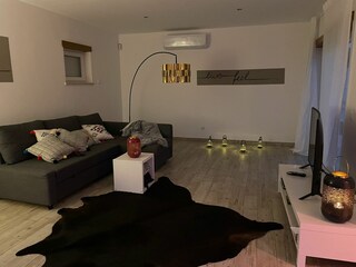 Wohnzimmer mit großen Schiebetüren zum Patio