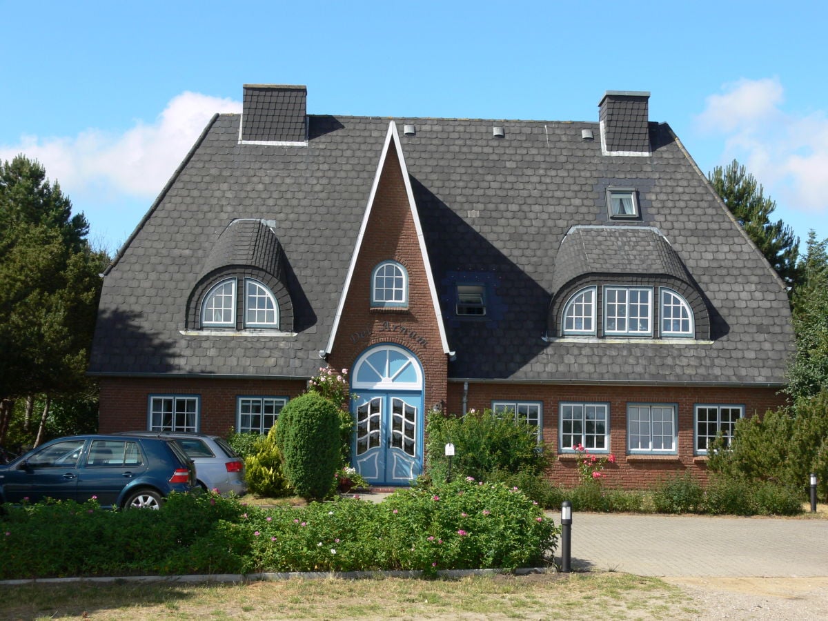 Straßenfront mit Parkplätzen