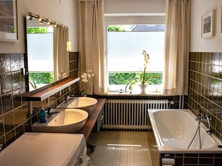 Bad mit Wanne und Dusche
