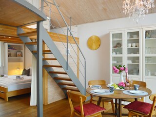 Essbereich und Blick ins Schlafzimmer