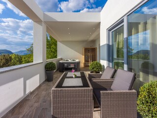 Terrasse mit Whirlpool, Sauna