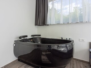 Schlafzimmer mit Badewanne