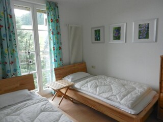 Bedroom with 3 single beds