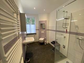 Badezimmer mit Dusche