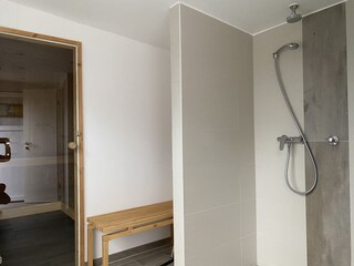 ... mit Dusche und WC