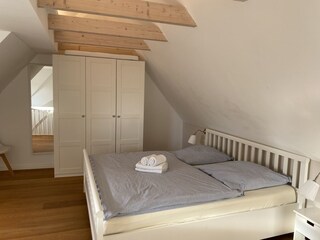 ... mit großem Kleiderschrank...
